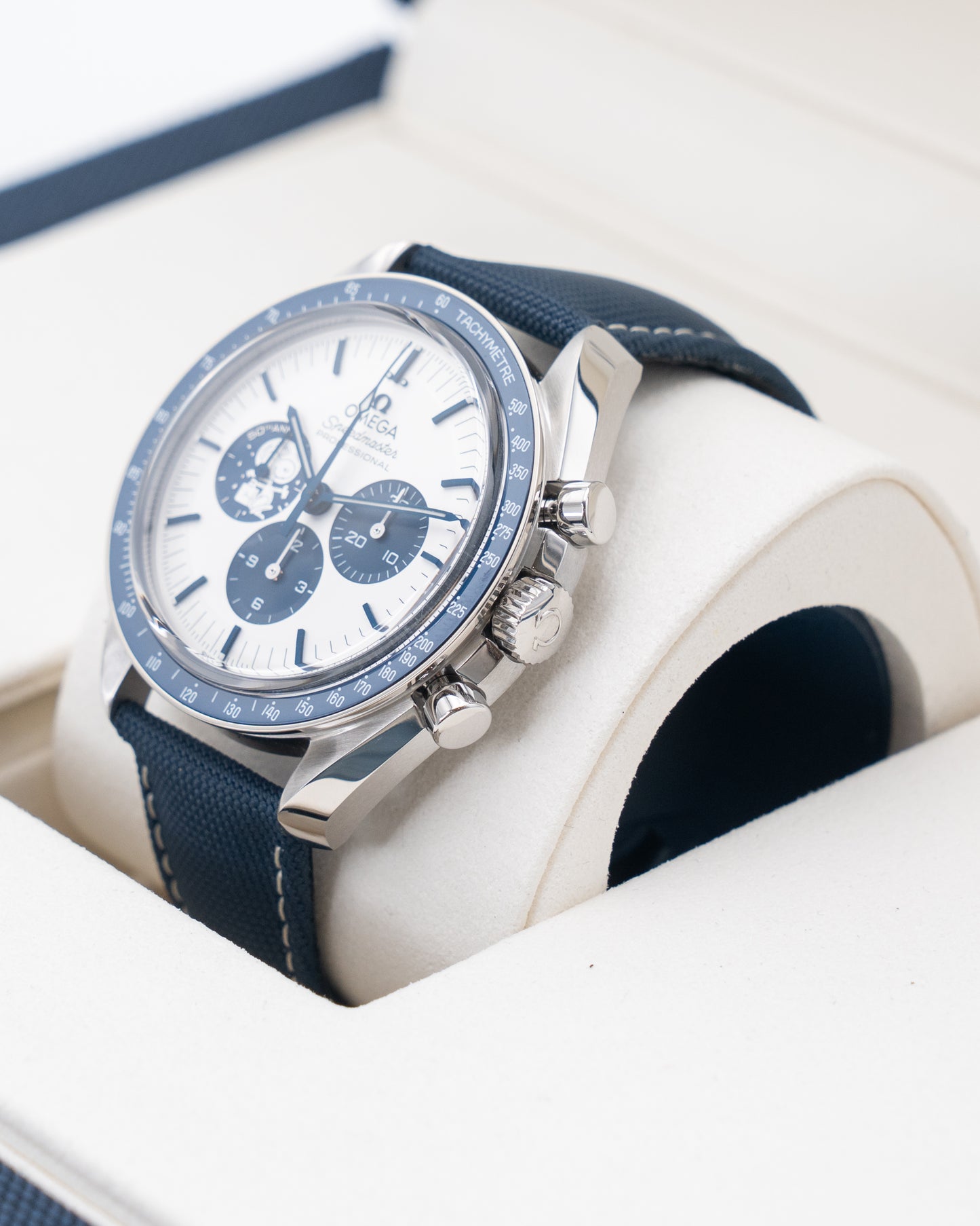 UNWORN Omega Speedmaster 310.32.42.50.02.001 Silver Snoopy Award 42mm 2025