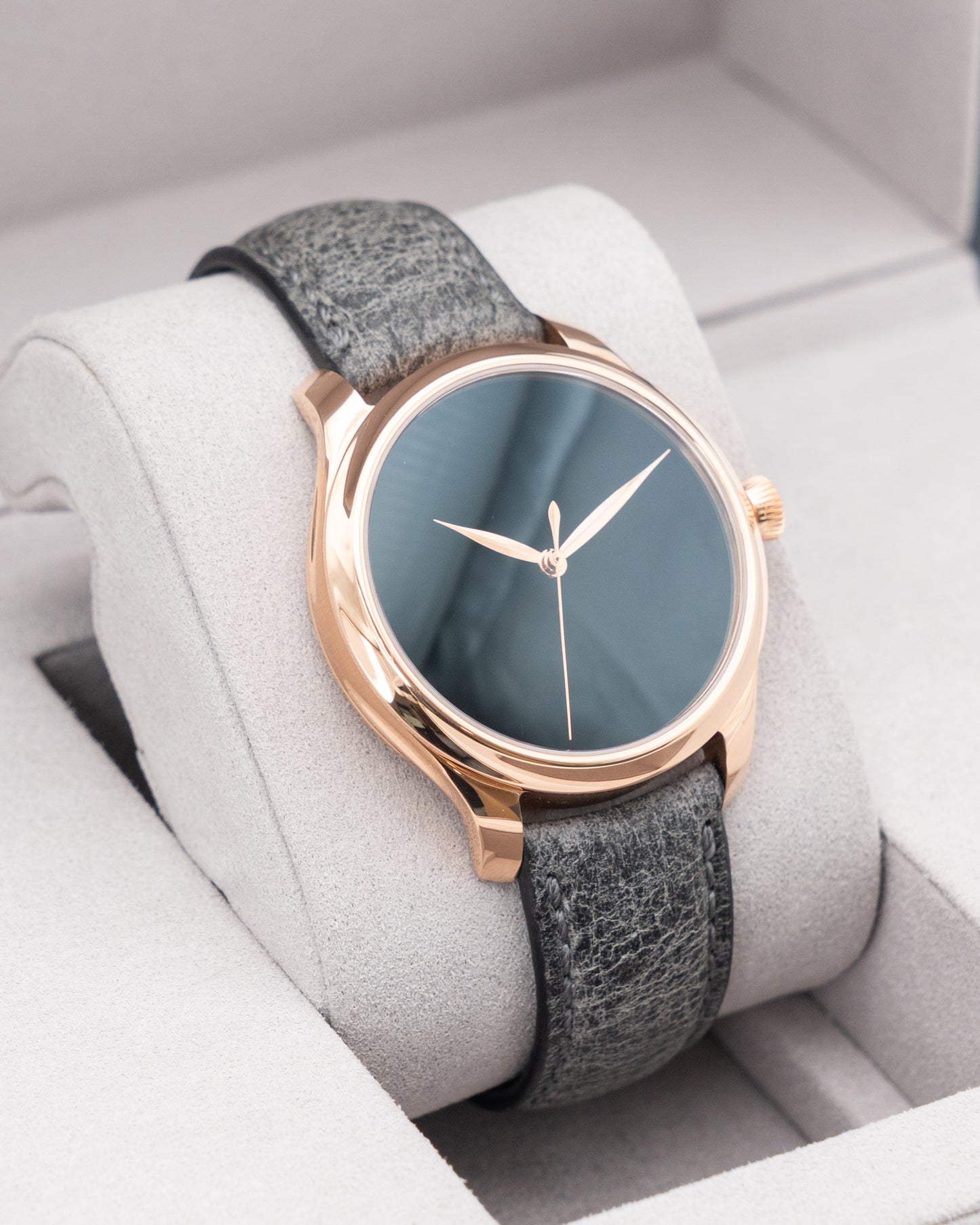 H. Moser & Cie Endeavour Centre Seconds 40mm 1200-0411 Rose Gold VantaBlack