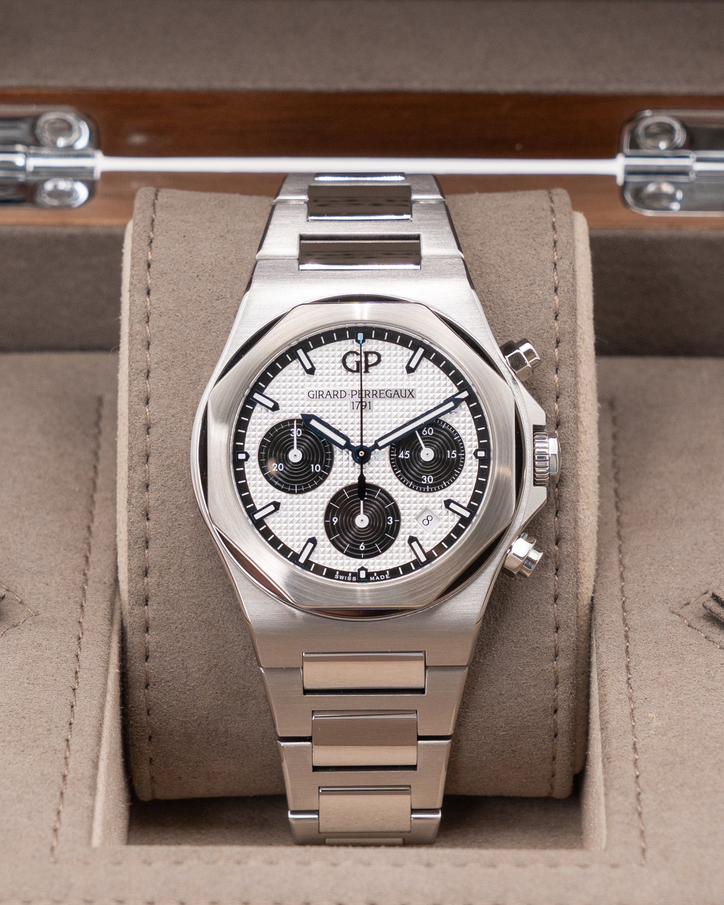 Girard Perregaux Laureato Chronograph 42 mm 81020-11-131-11A Panda Stainless Steel 2020