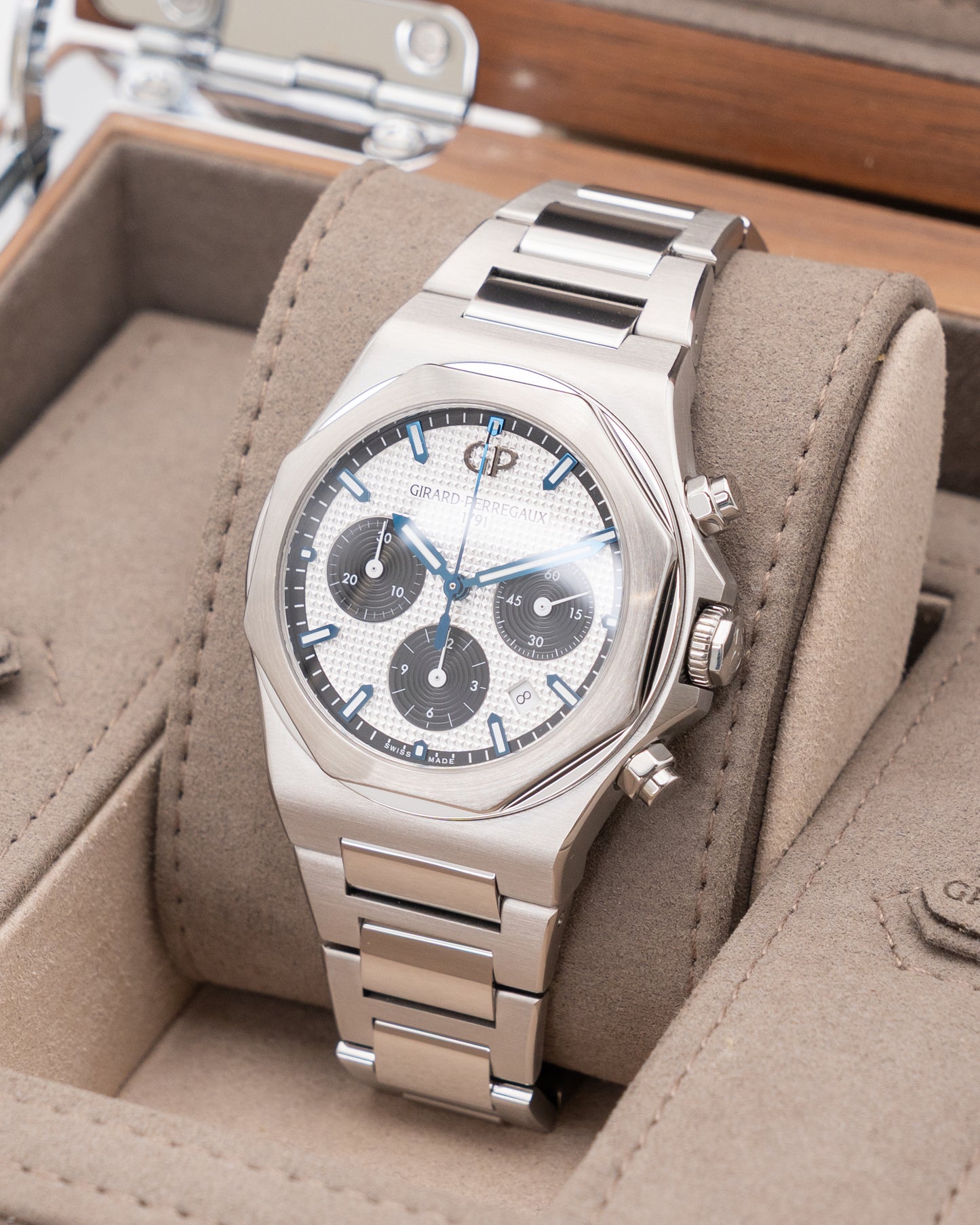 Girard Perregaux Laureato Chronograph 42 mm 81020-11-131-11A Panda Stainless Steel 2020