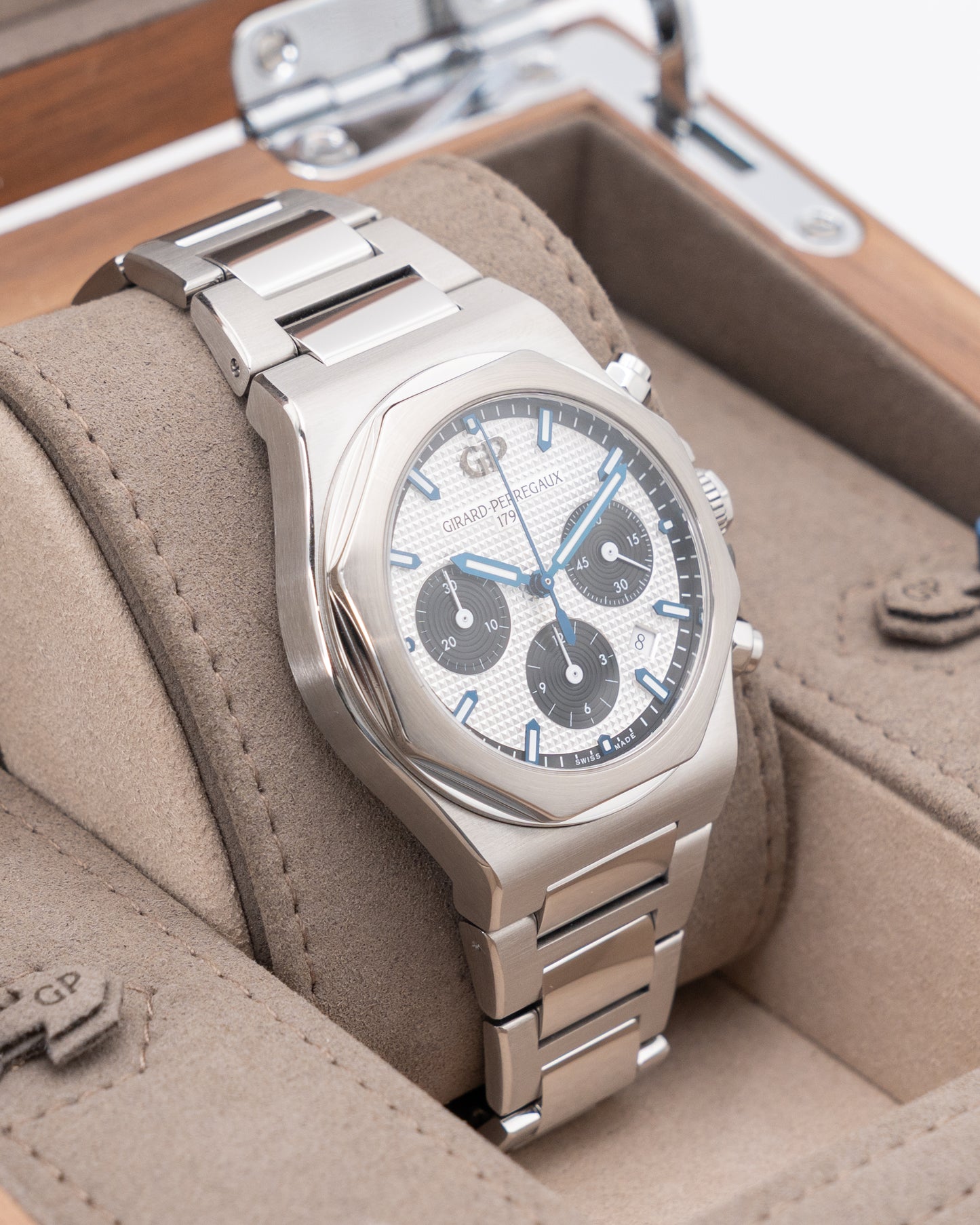 Girard Perregaux Laureato Chronograph 42 mm 81020-11-131-11A Panda Stainless Steel 2020