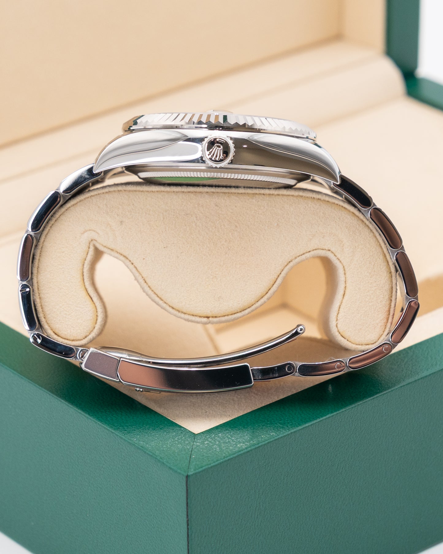 UNWORN NOS STICKERS Rolex Skydweller 42mm 326934 White Fluted Oyster 2020