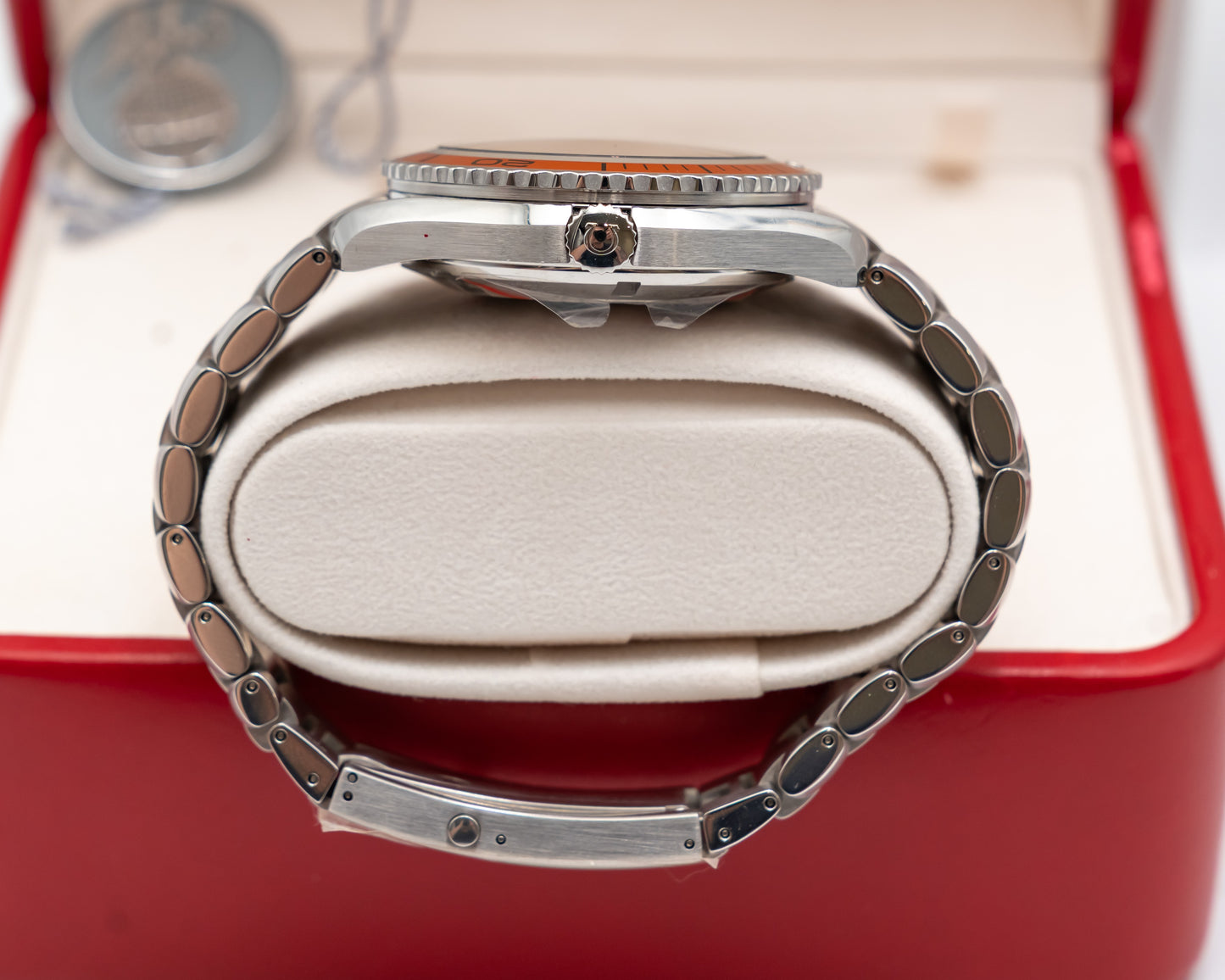 UNWORN Omega Seamaster Planet Ocean 600M 45.5mm 2208.50.00 Stainless Steel / Orange Co-Axial