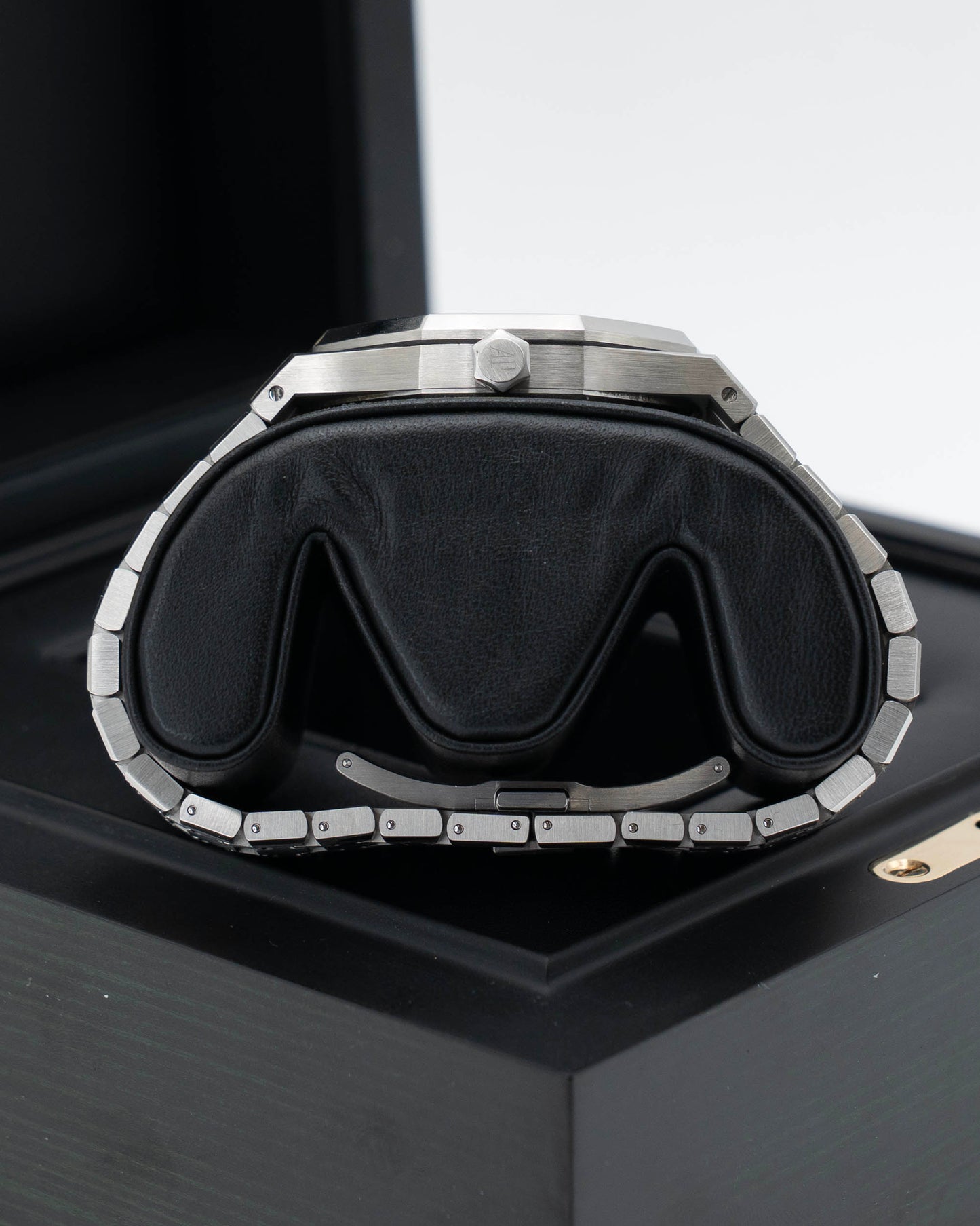 Audemars Piguet Royal Oak 15400ST Black Dial 2017  (15400st.oo.1220st.01)