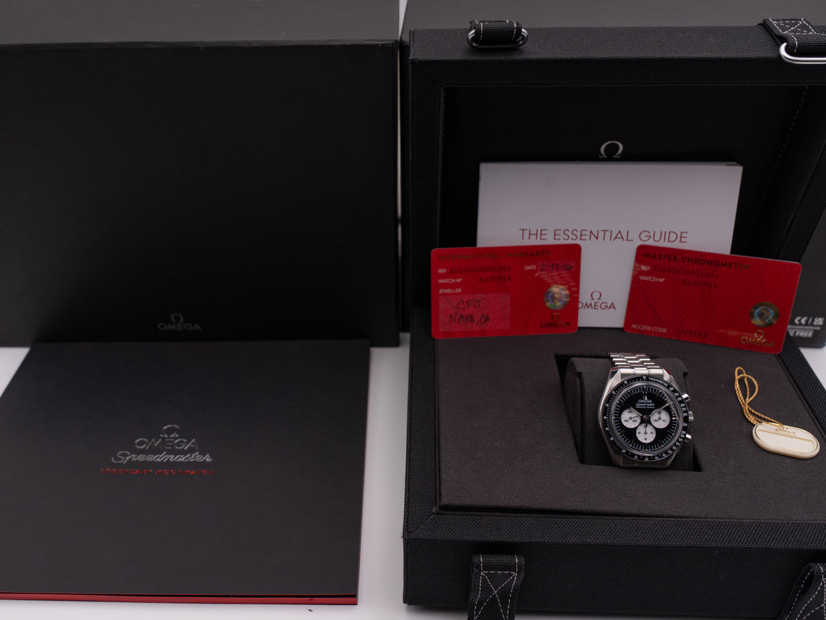 Omega Speedmaster 42mm 31030425001004 "Reverse Panda"