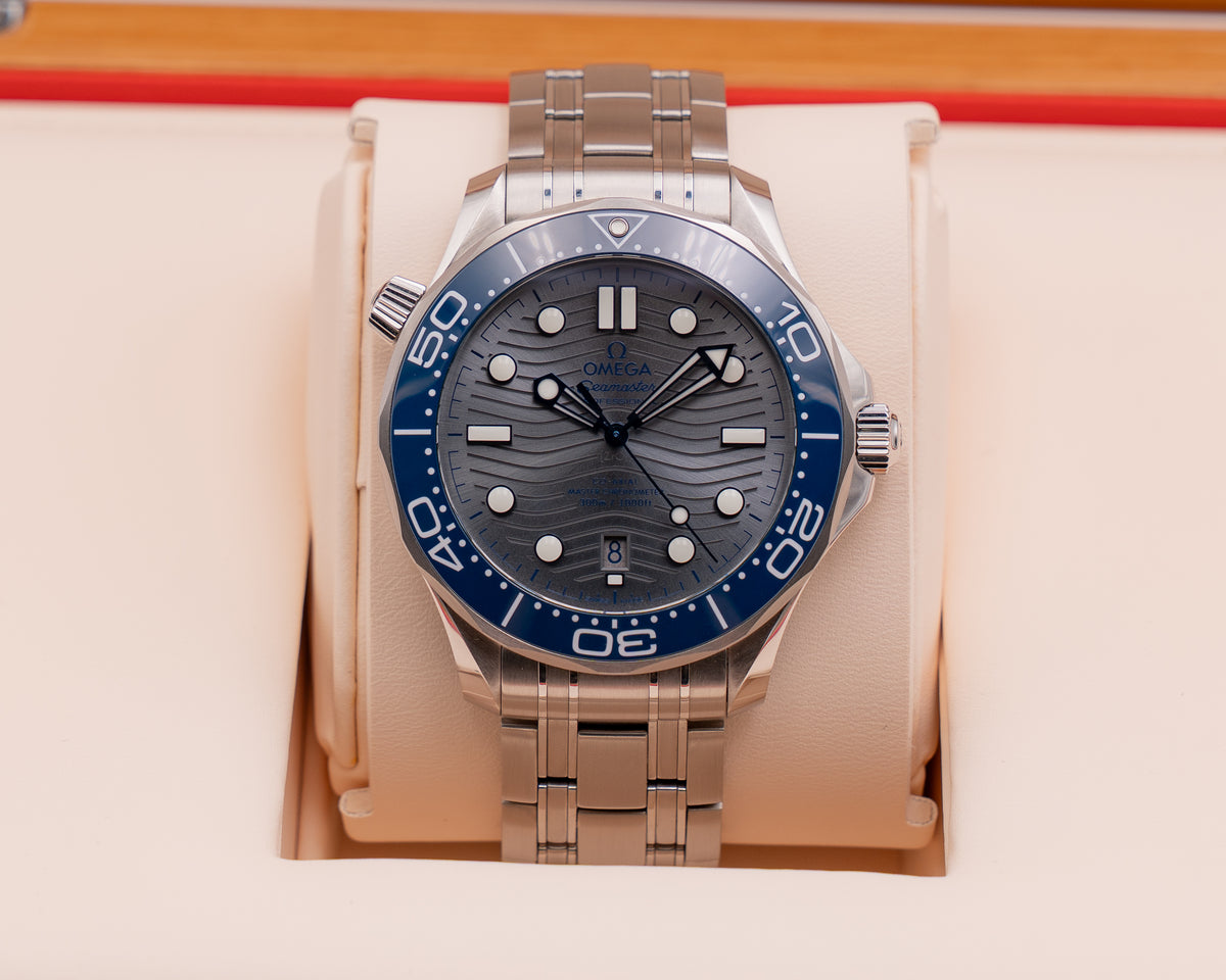 UNWORN STICKERED Omega Seamaster Diver 300M 210.30.42.20.06.001 Blue and Silver 2018