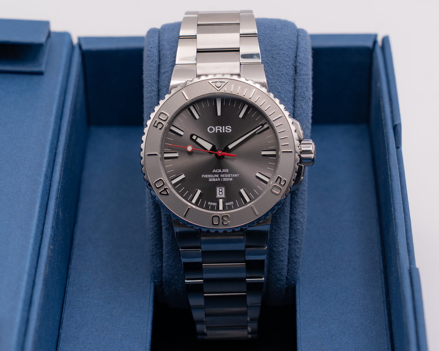 UNWORN STICKERED Oris Aquis Date Relief 43.5mm Grey Dial Stainless Steel