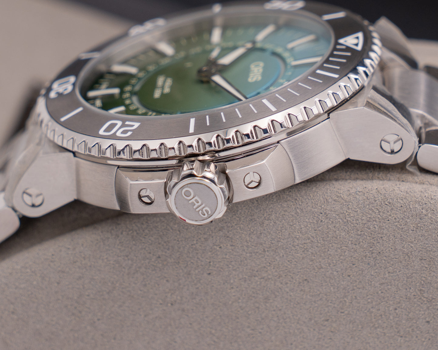 UNWORN STICKERED Oris Aquis Dat Watt Limited Edition II 43.5mm Green Dial Stainless Steel