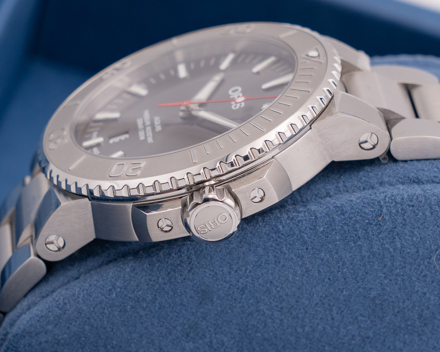 UNWORN STICKERED Oris Aquis Date Relief 43.5mm Grey Dial Stainless Steel