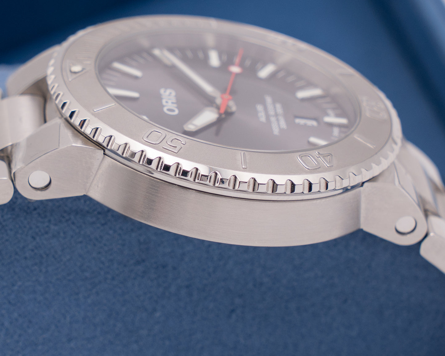 UNWORN STICKERED Oris Aquis Date Relief 43.5mm Grey Dial Stainless Steel