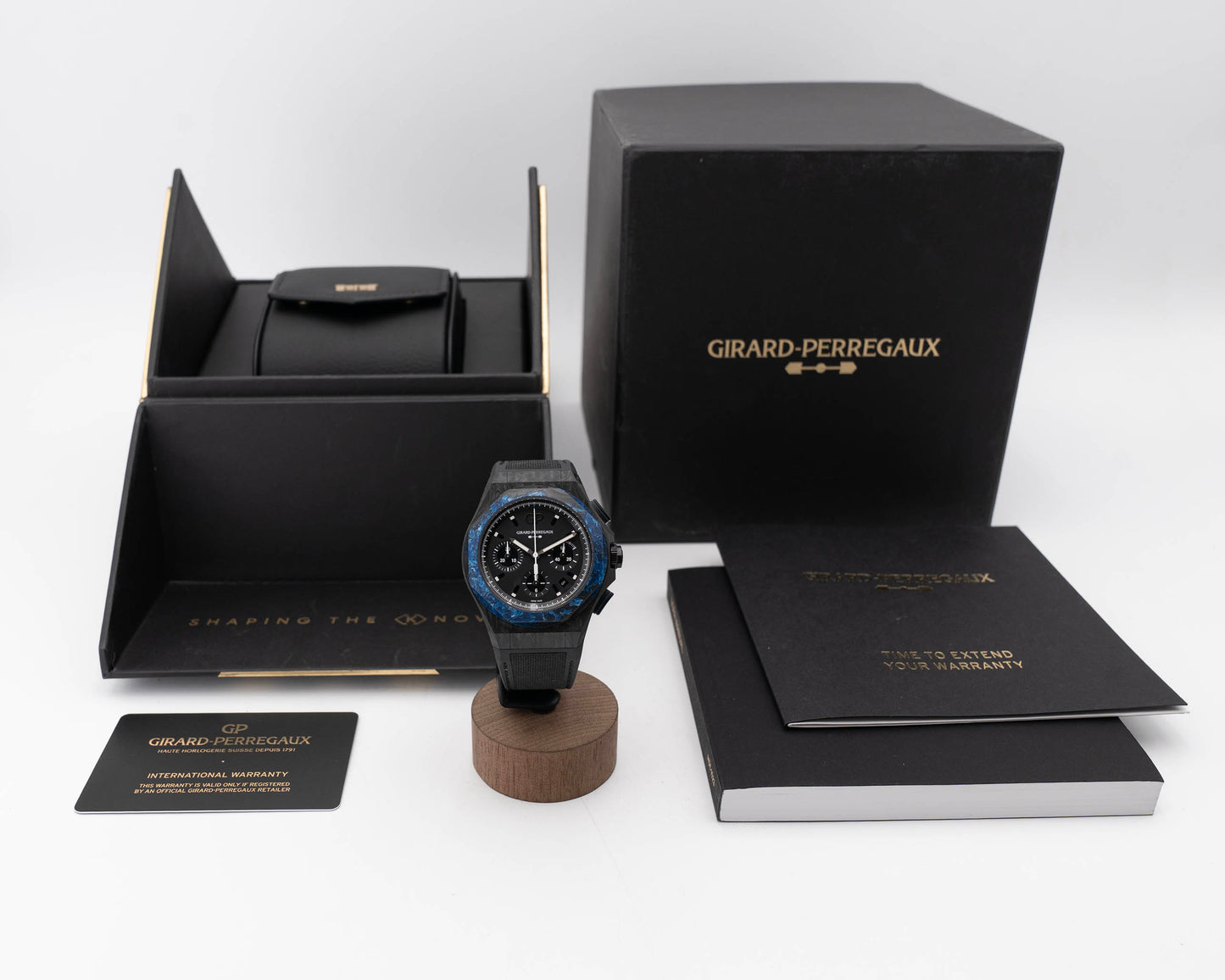 Girard Perregaux Laureato Absolute Wired 44mm 81060-36-694-FH6A Black and Blue Carbon 2022