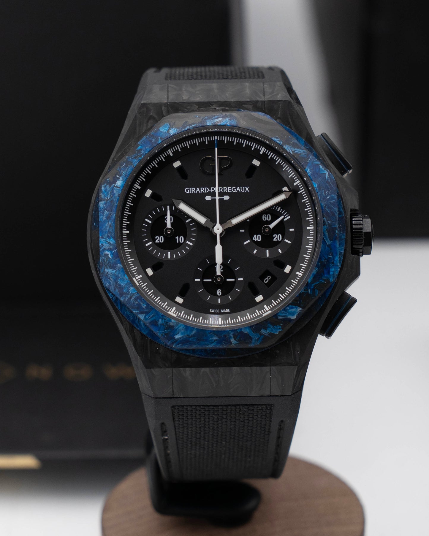 Girard Perregaux Laureato Absolute Wired 44mm 81060-36-694-FH6A Black and Blue Carbon 2022