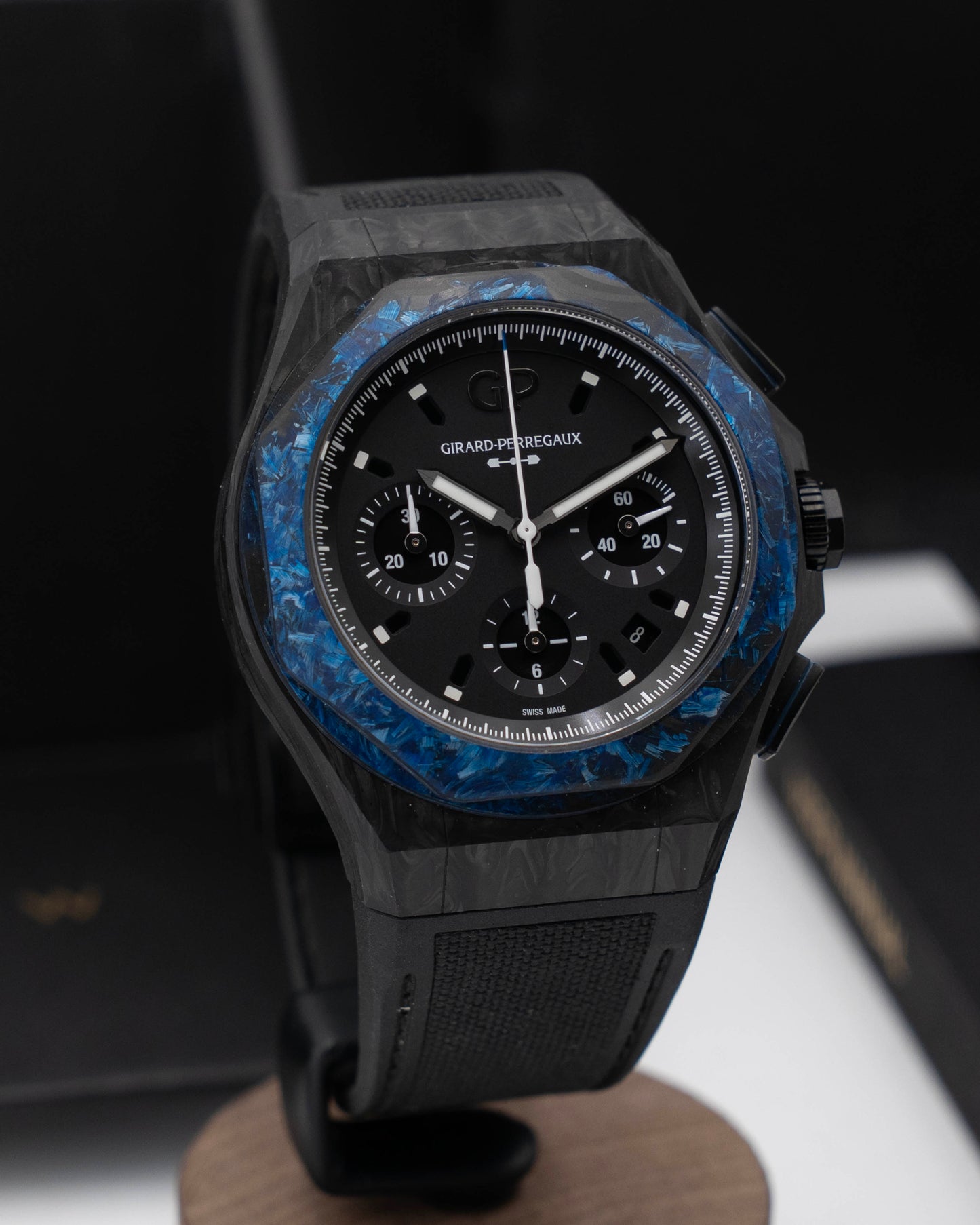 Girard Perregaux Laureato Absolute Wired 44mm 81060-36-694-FH6A Black and Blue Carbon 2022