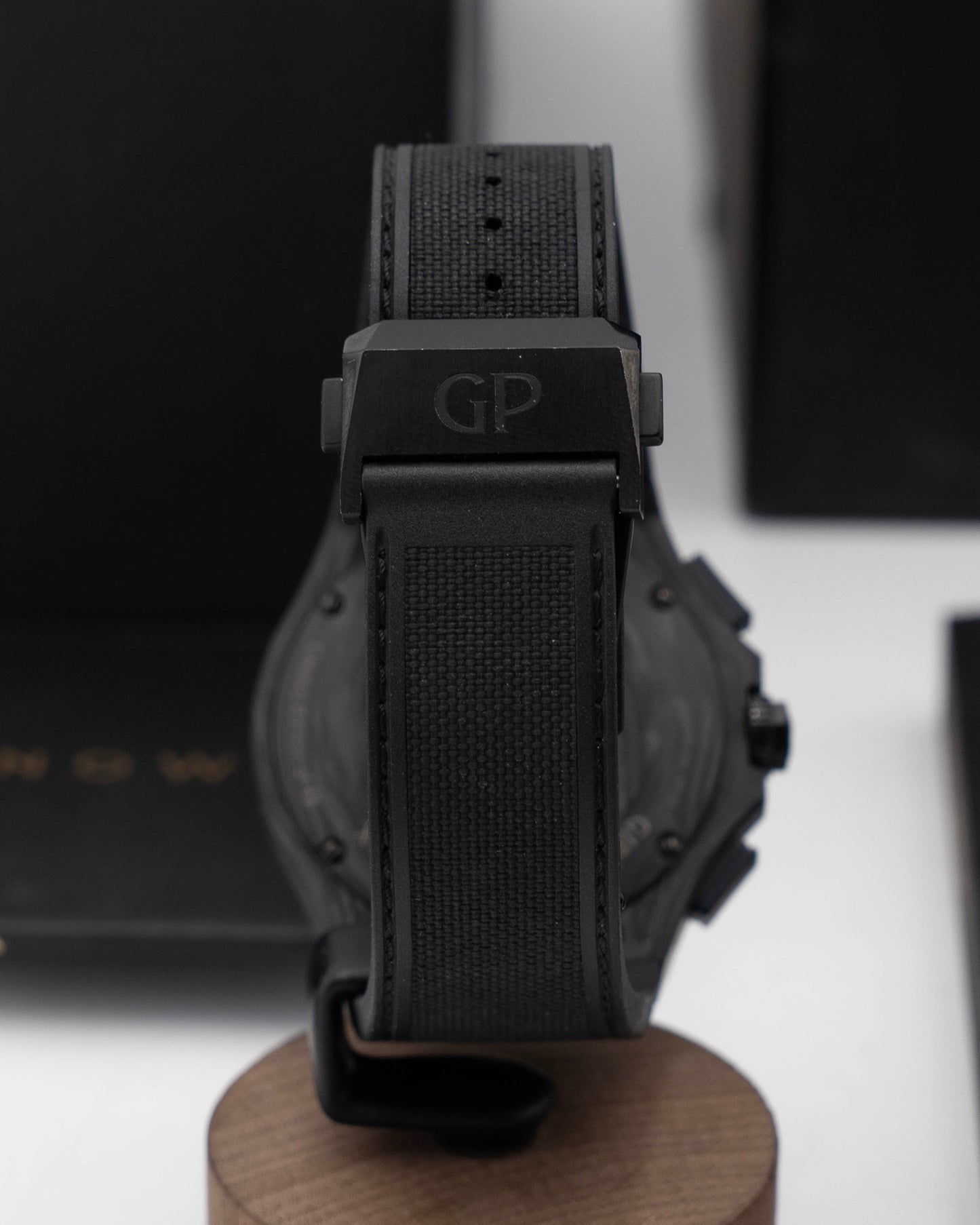 Girard Perregaux Laureato Absolute Wired 44mm 81060-36-694-FH6A Black and Blue Carbon 2022