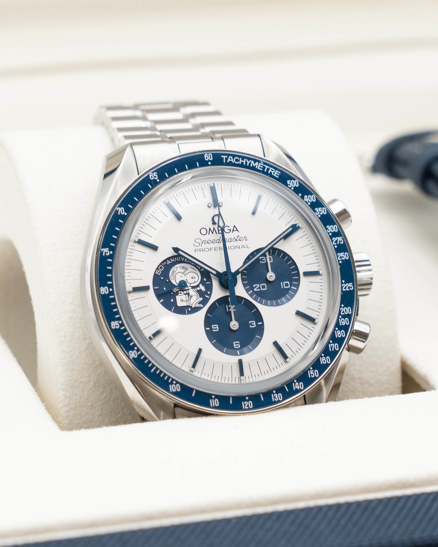 Omega Speedmaster Silver Snoopy Award 42mm 310.32.42.50.02.001 Co-axial Moonwatch On Bracelet 2026