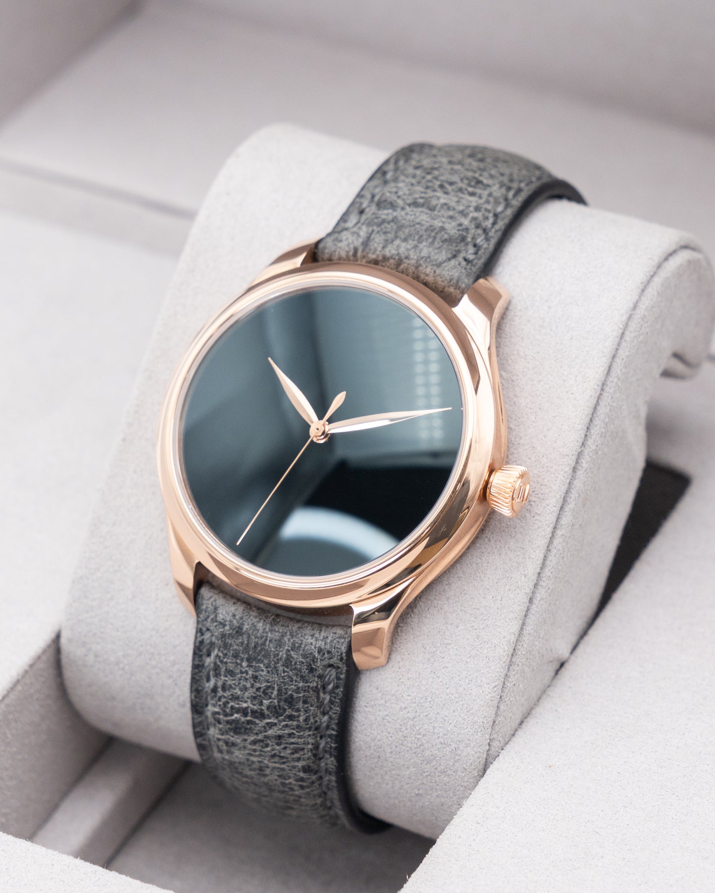 H. Moser & Cie Endeavour Centre Seconds 40mm 1200-0411 Rose Gold VantaBlack