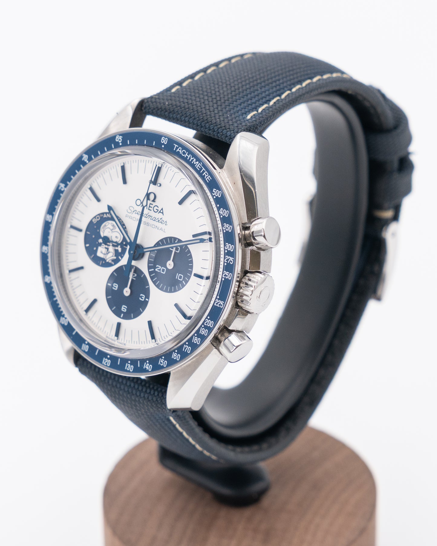 Omega Speedmaster Silver Snoopy Award 42mm 310.32.42.50.02.001 Co-axial Moonwatch