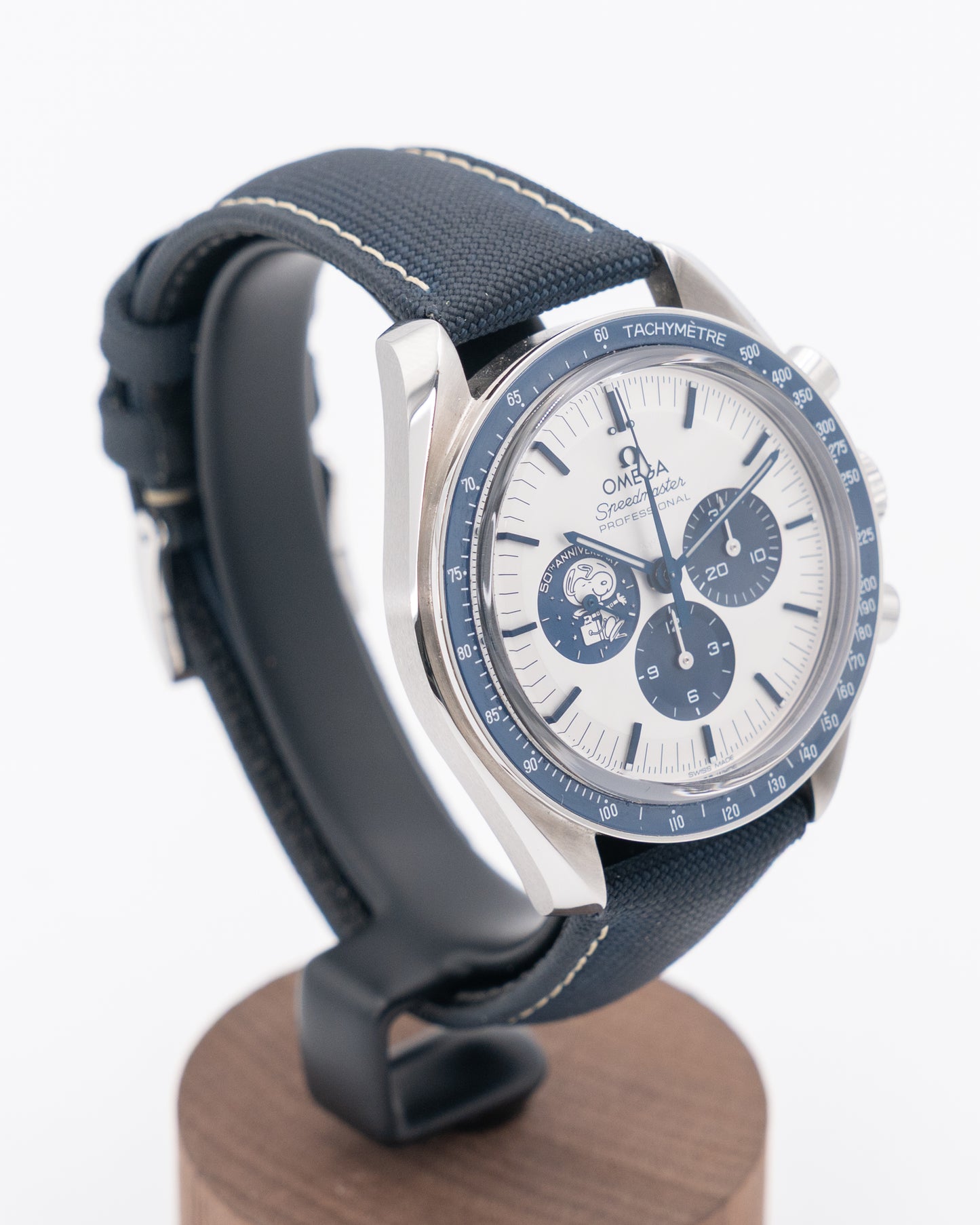 Omega Speedmaster Silver Snoopy Award 42mm 310.32.42.50.02.001 Co-axial Moonwatch