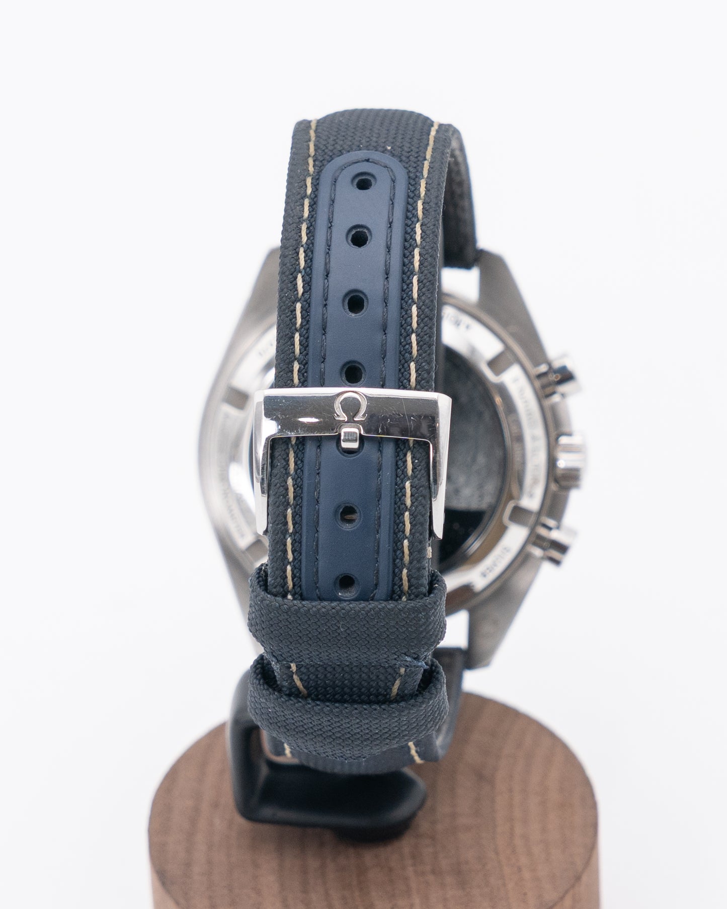 Omega Speedmaster Silver Snoopy Award 42mm 310.32.42.50.02.001 Co-axial Moonwatch