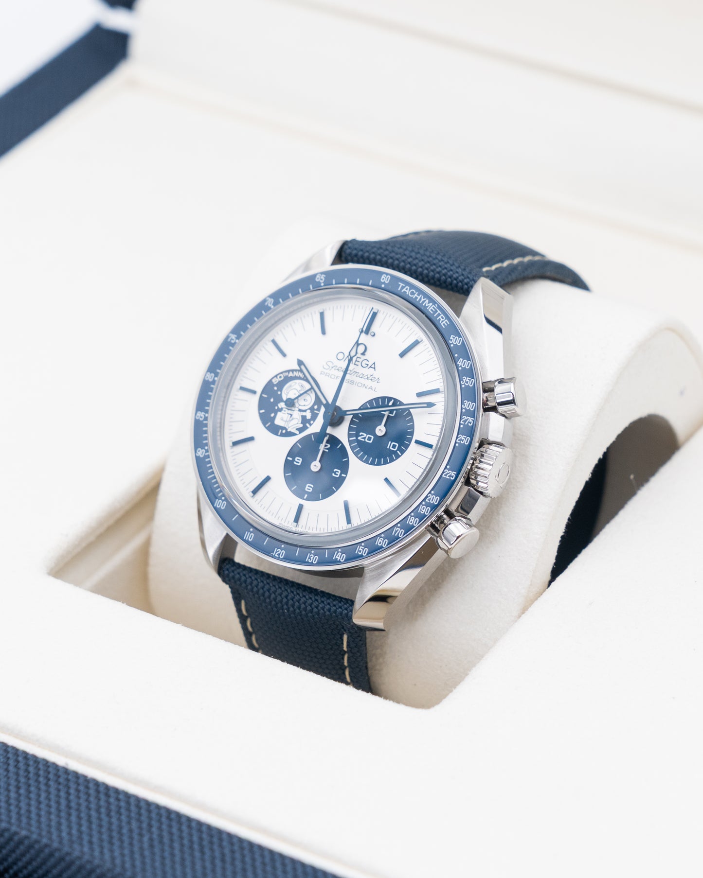 Omega Speedmaster Silver Snoopy Award 42mm 310.32.42.50.02.001 Co-axial Moonwatch 2025