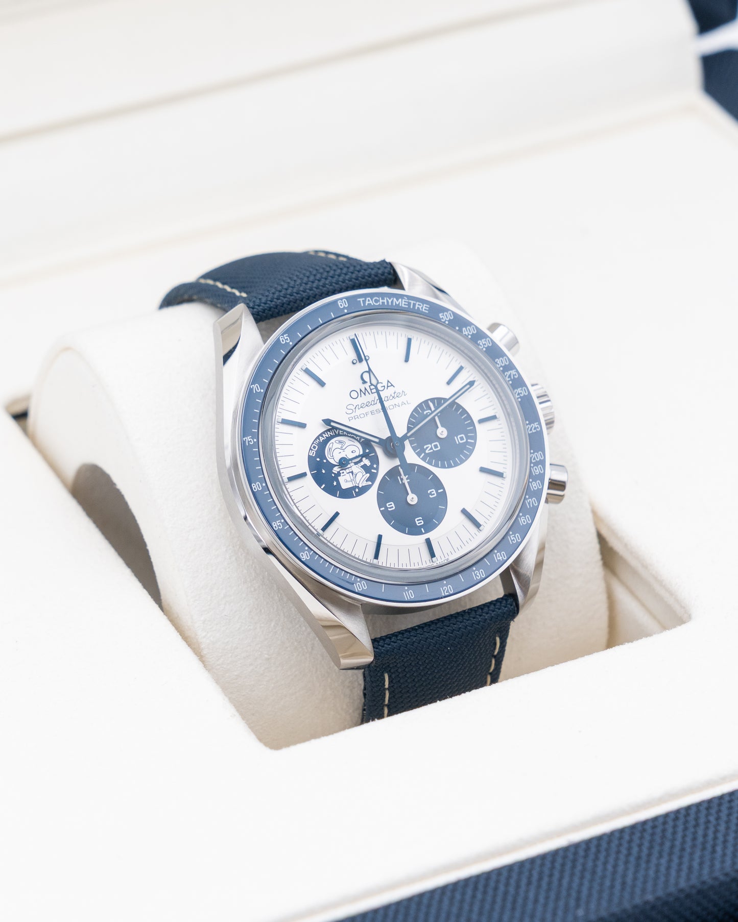 Omega Speedmaster Silver Snoopy Award 42mm 310.32.42.50.02.001 Co-axial Moonwatch 2025