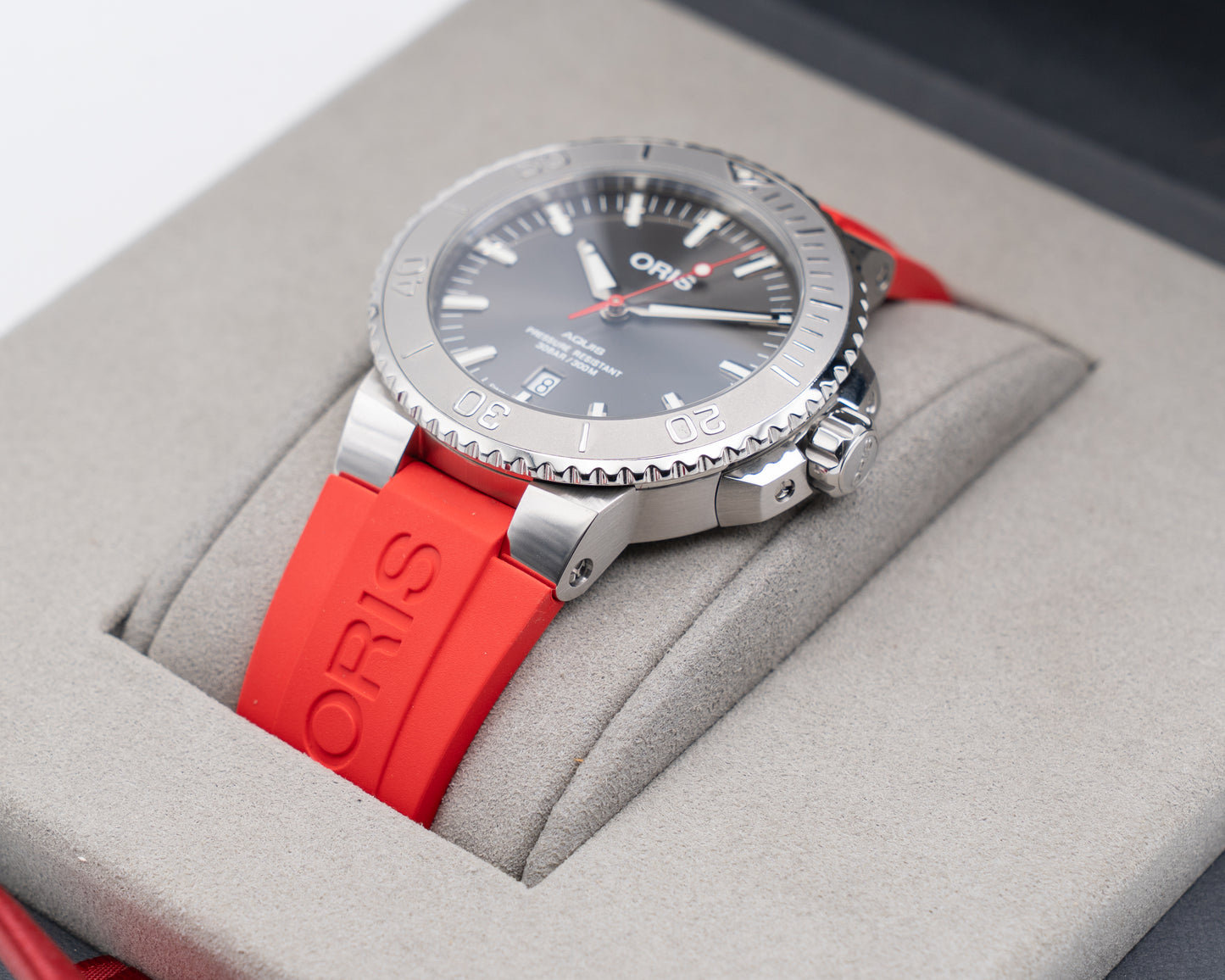Oris Aquis Date Relief 43.5mm 01 733 7730 4153-07 4 24 66EB Red Strap