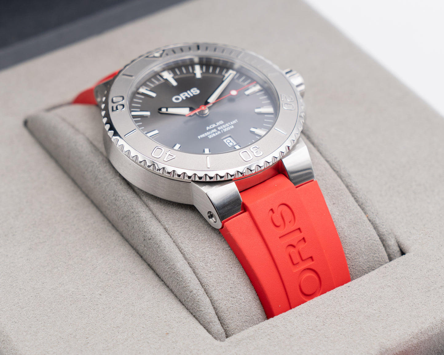 Oris Aquis Date Relief 43.5mm 01 733 7730 4153-07 4 24 66EB Red Strap