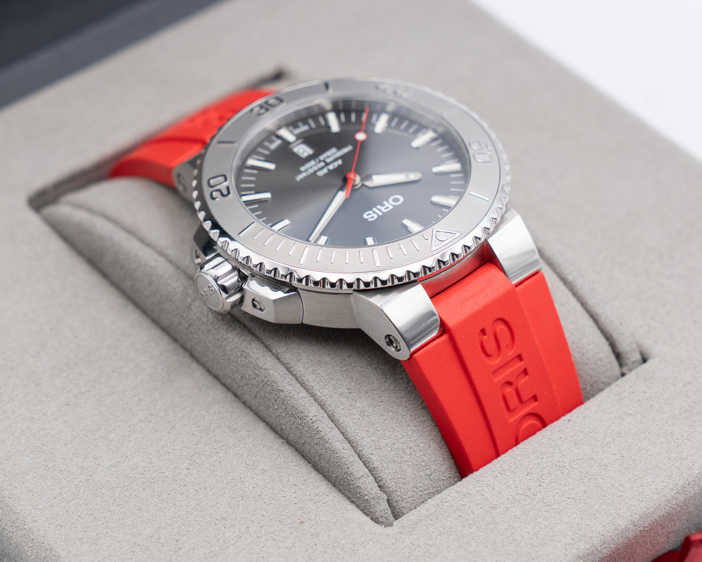 Oris Aquis Date Relief 43.5mm 01 733 7730 4153-07 4 24 66EB Red Strap