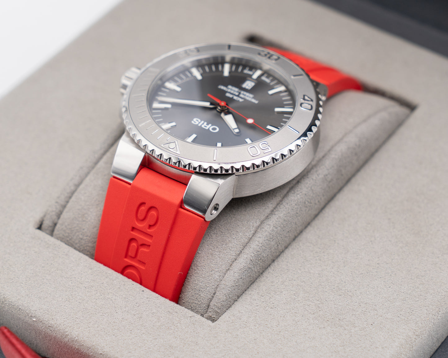 Oris Aquis Date Relief 43.5mm 01 733 7730 4153-07 4 24 66EB Red Strap