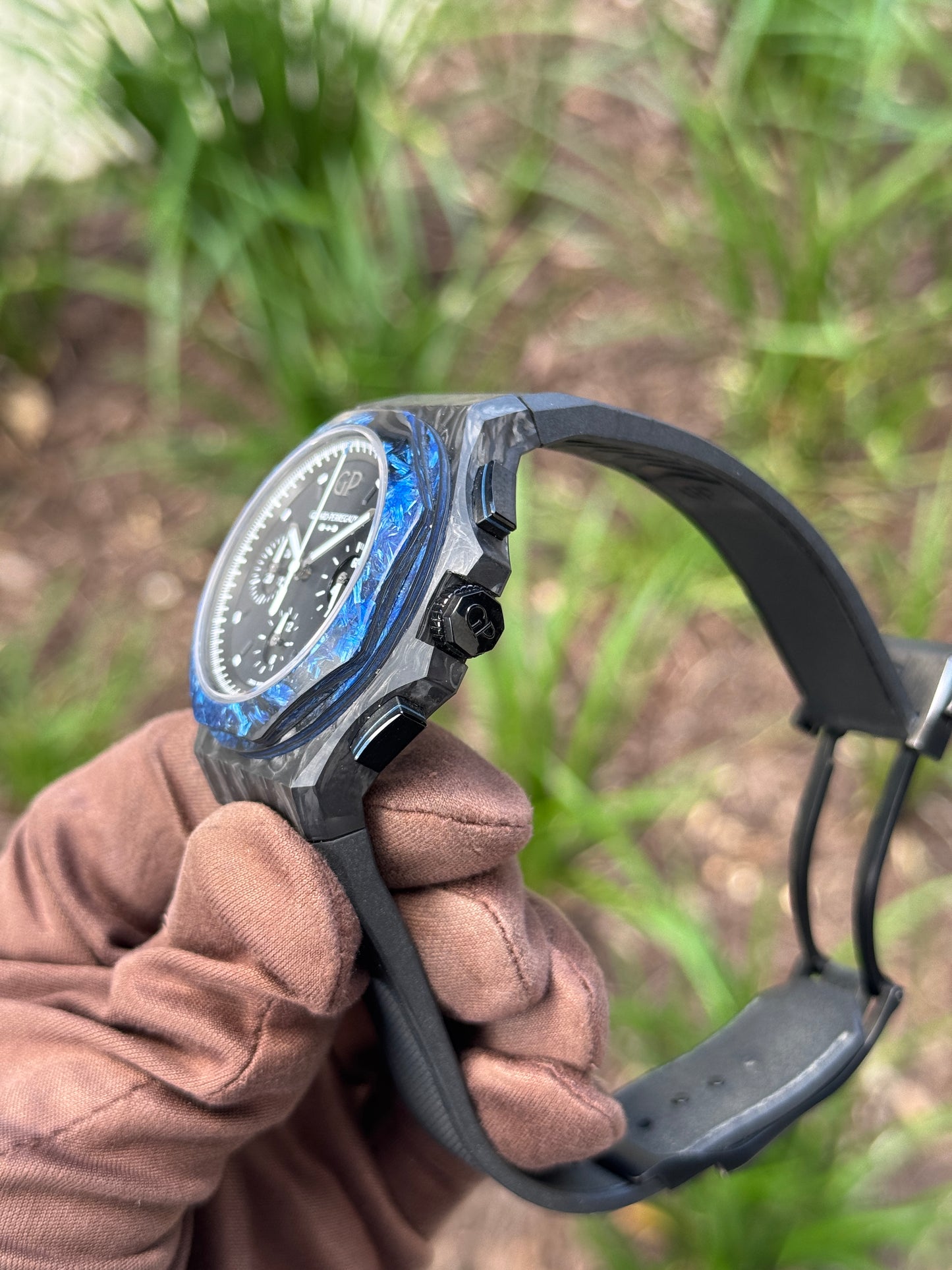 Girard Perregaux Laureato Absolute Wired 44mm 81060-36-694-FH6A Black and Blue Carbon 2022 [$20,900 RETAIL]