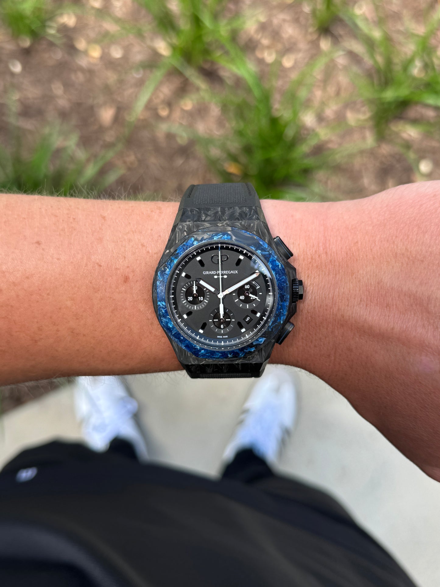 Girard Perregaux Laureato Absolute Wired 44mm 81060-36-694-FH6A Black and Blue Carbon 2022 [$20,900 RETAIL]