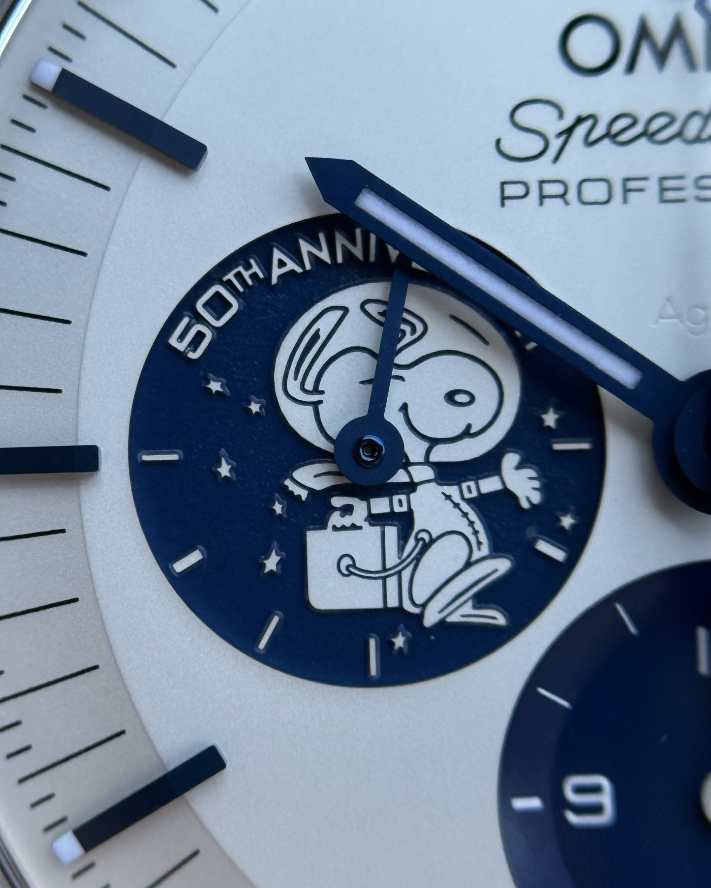 Omega Speedmaster Silver Snoopy Award 42mm 310.32.42.50.02.001 Co-axial Moonwatch 2022