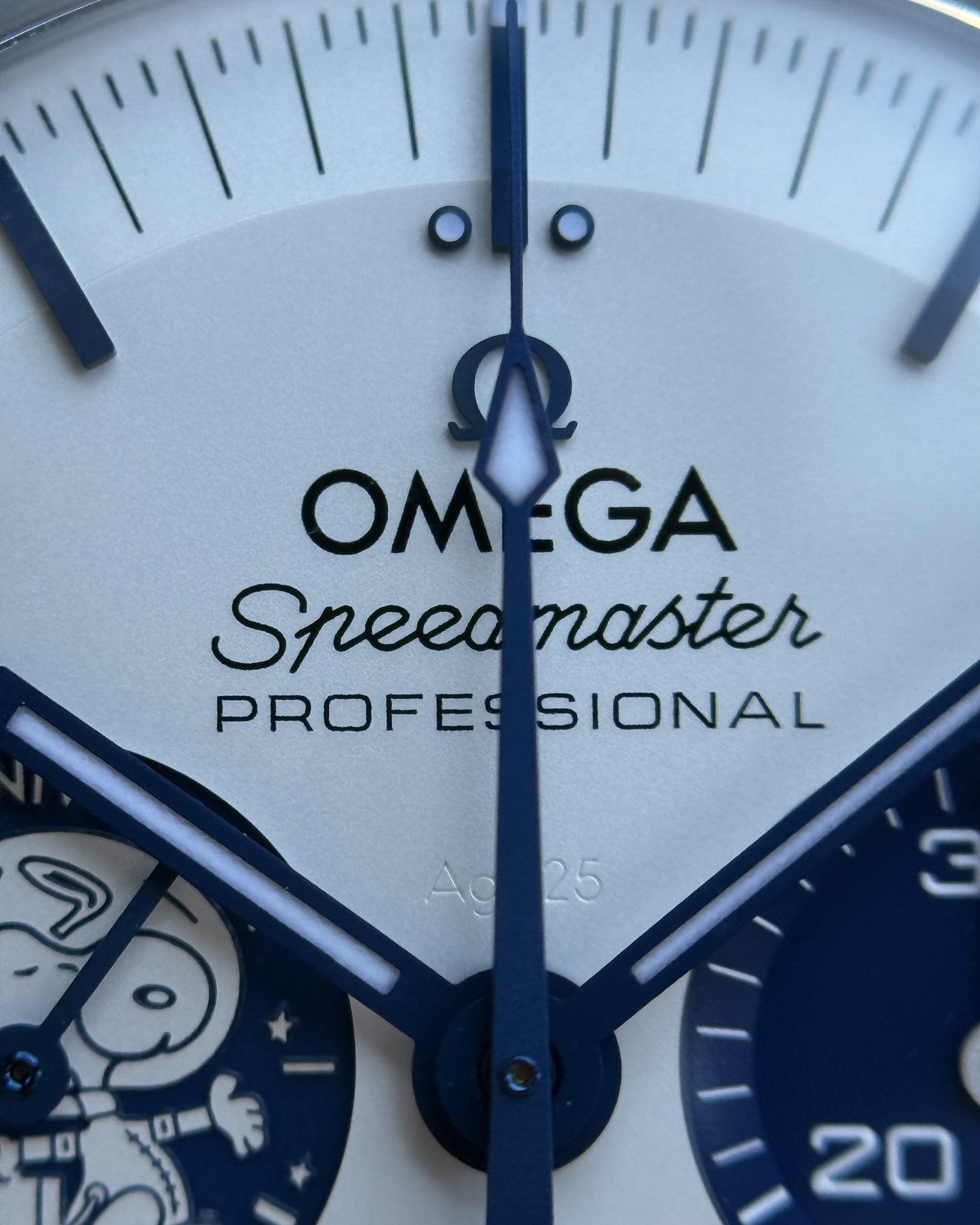 Omega Speedmaster Silver Snoopy Award 42mm 310.32.42.50.02.001 Co-axial Moonwatch 2022