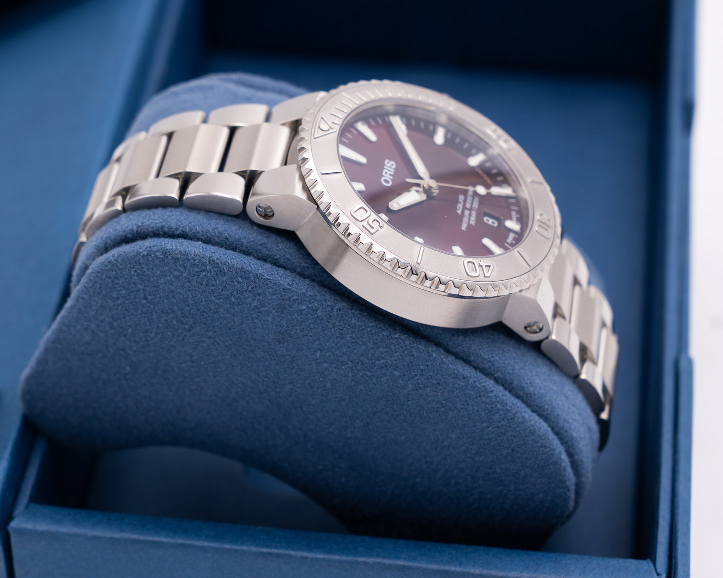 Oris Aquis Date Relief 41.5mm Cherry Red Dial Stainless Steel