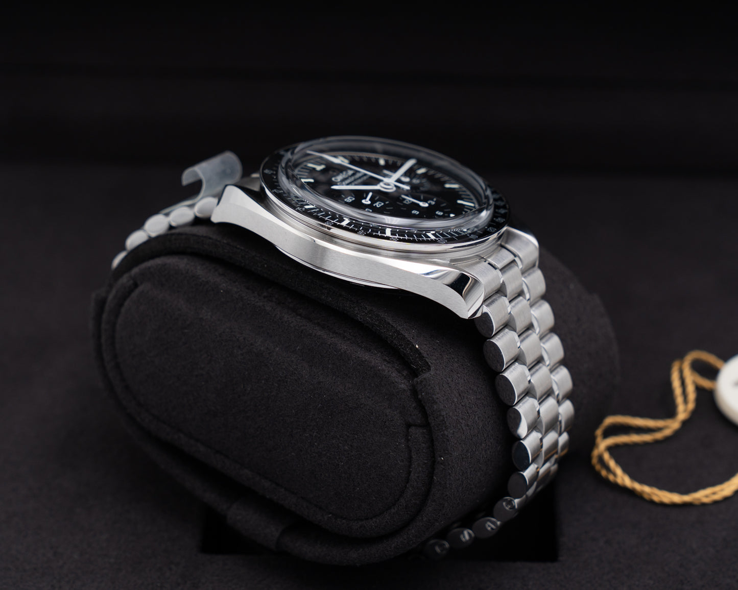 UNWORN STICKERED Omega Speedmaster Moonwatch 42mm 31030425001002 Sapphire Sandwich Black dial 2026