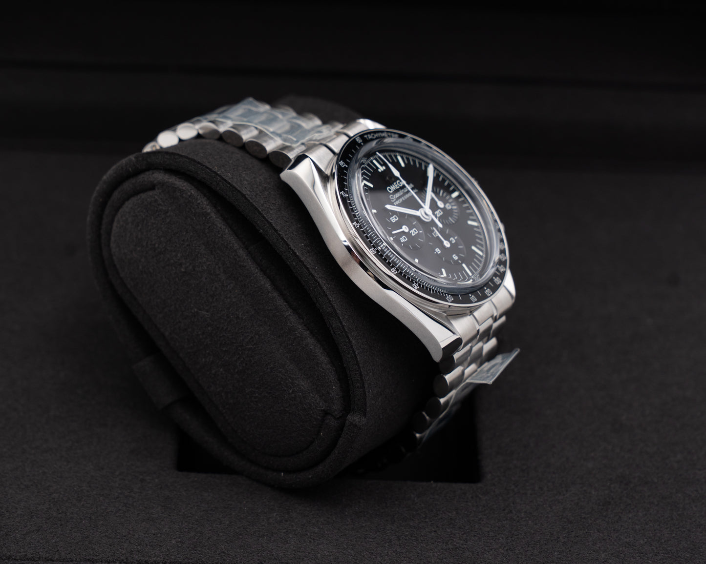 UNWORN STICKERED Omega Speedmaster Moonwatch 42mm 31030425001002 Sapphire Sandwich Black dial 2026