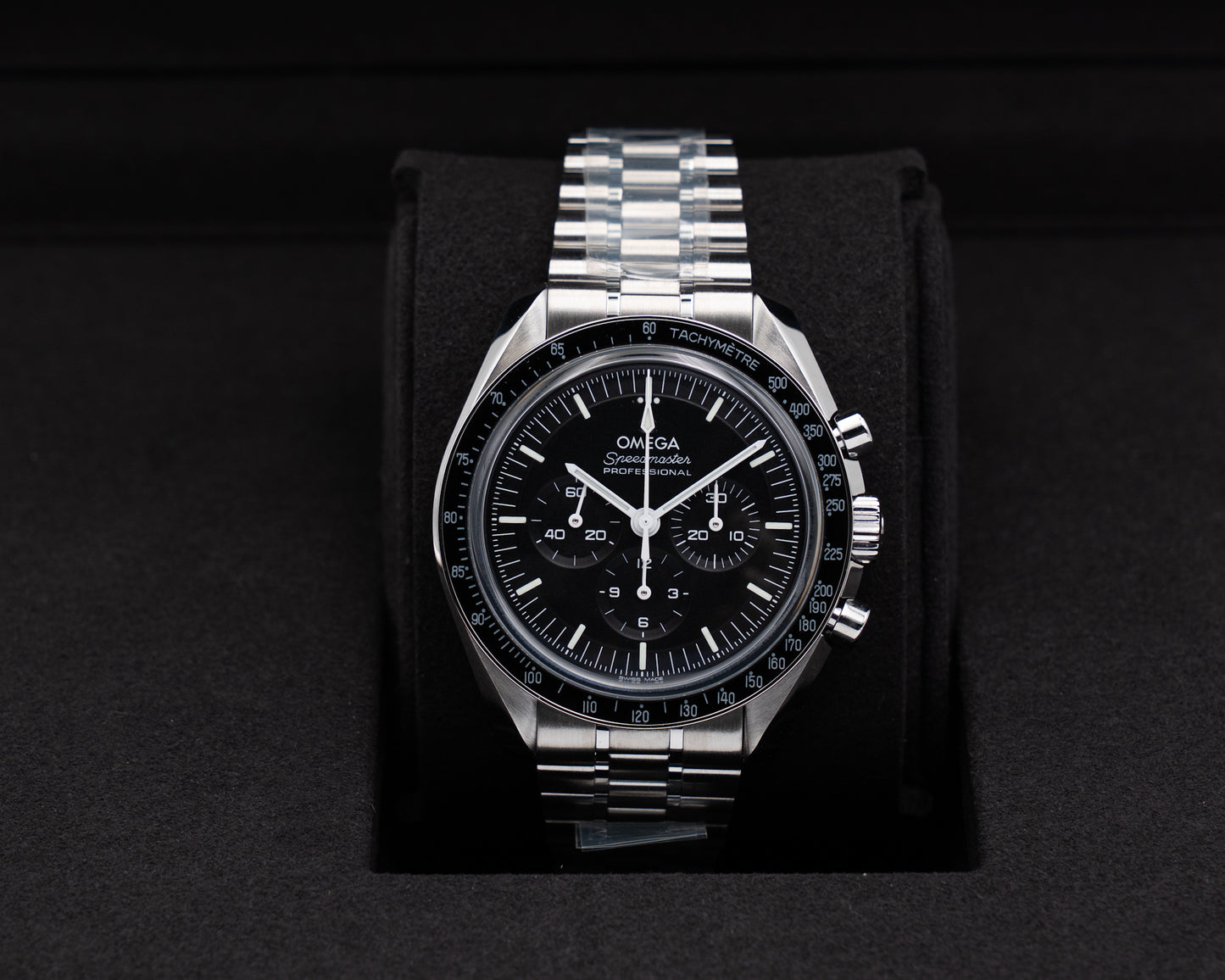 UNWORN STICKERED Omega Speedmaster Moonwatch 42mm 31030425001002 Sapphire Sandwich Black dial 2026