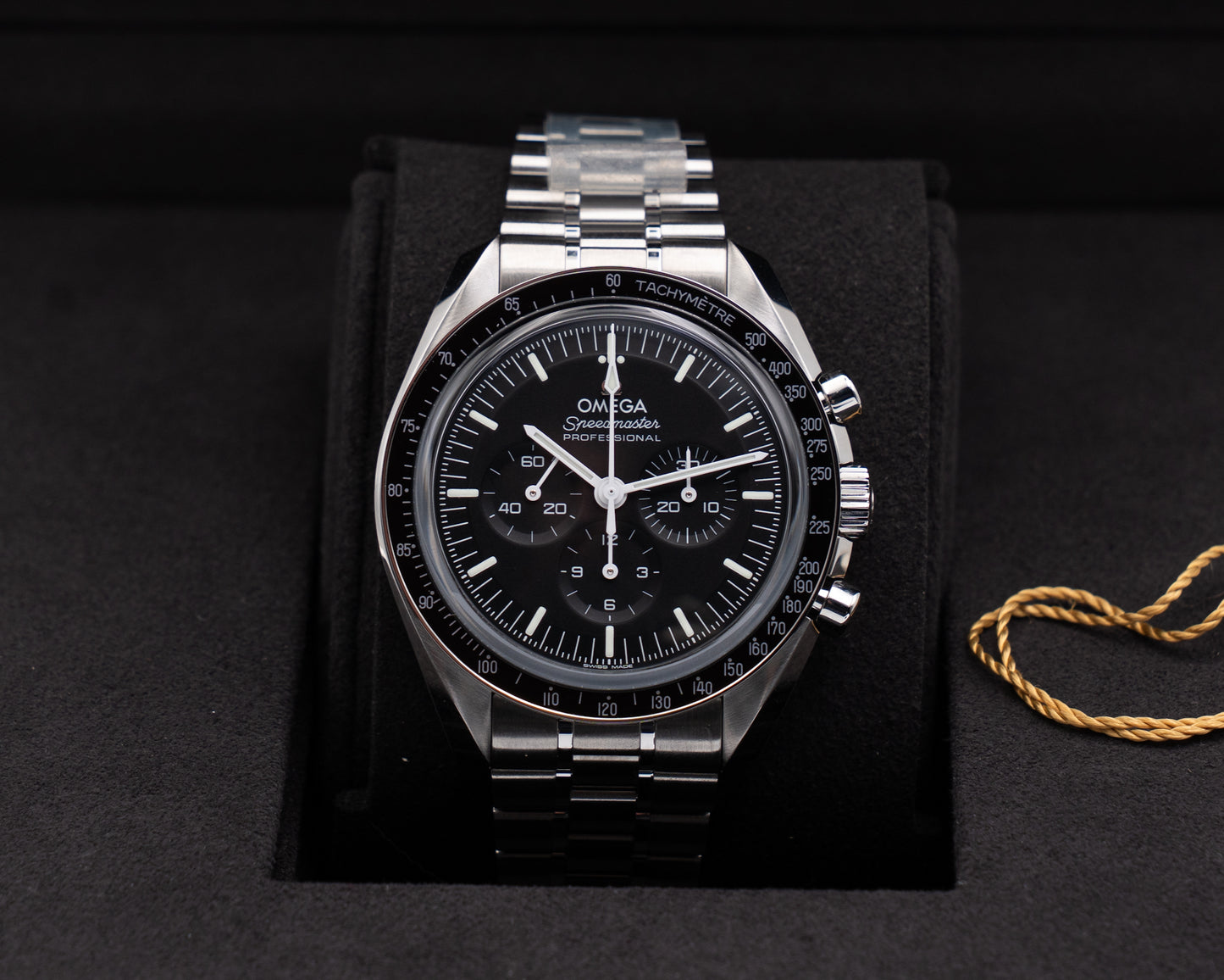 UNWORN STICKERED Omega Speedmaster Moonwatch 42mm 31030425001002 Sapphire Sandwich Black dial 2026